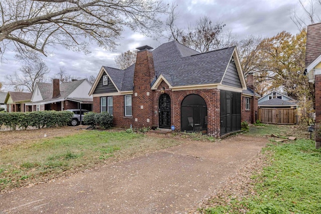 view of front facade featuring a front lawn