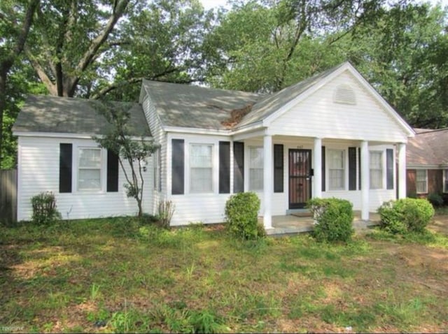 view of front facade featuring a porch and a front yard