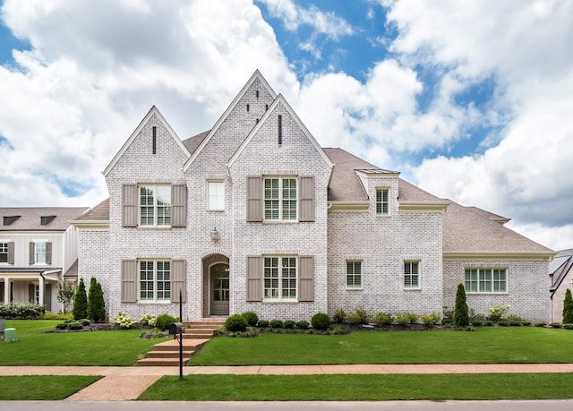 view of front of property with a front yard