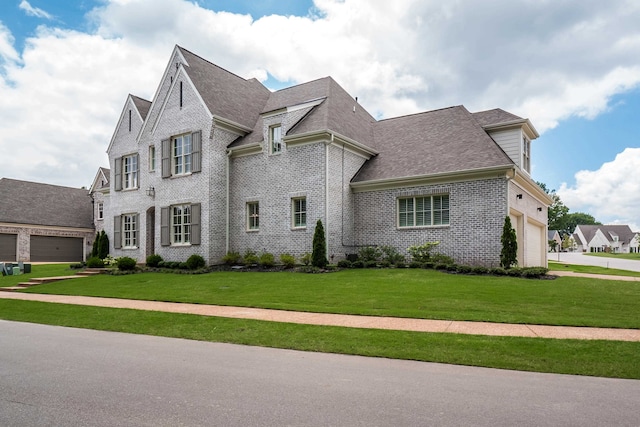 view of front facade featuring a garage and a front yard