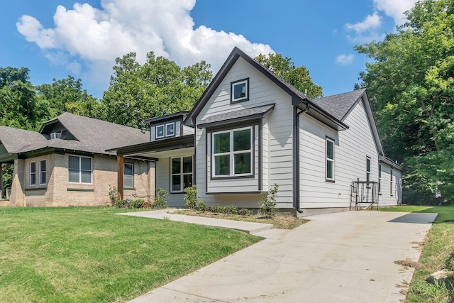 view of front of house featuring a front lawn