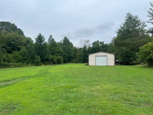 view of yard with a storage shed