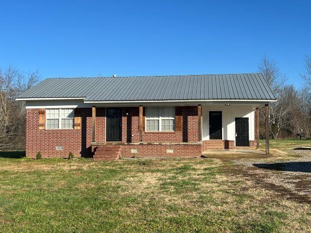 view of front of house with a front lawn