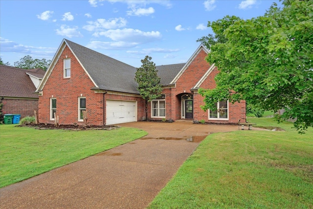 view of front facade featuring a front lawn