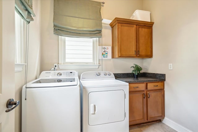 washroom with plenty of natural light, cabinets, and independent washer and dryer