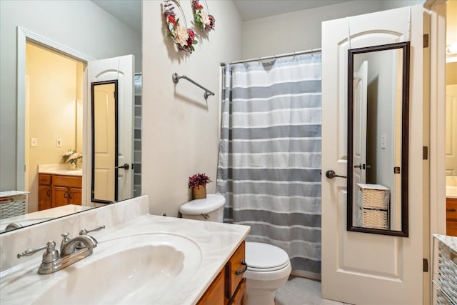 full bathroom featuring a shower with curtain, vanity, and toilet