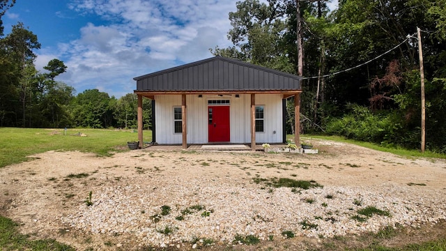 view of front of house featuring a front yard