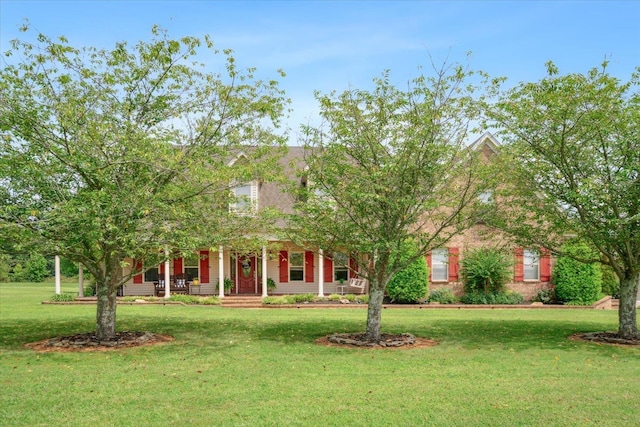 view of front of property featuring a porch and a front lawn