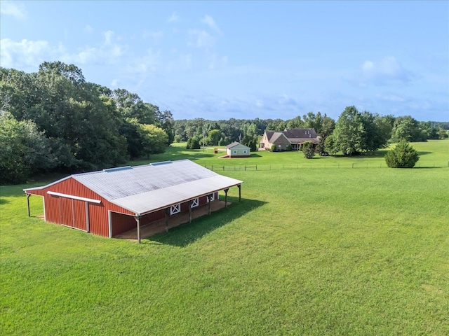 view of yard with an outdoor structure