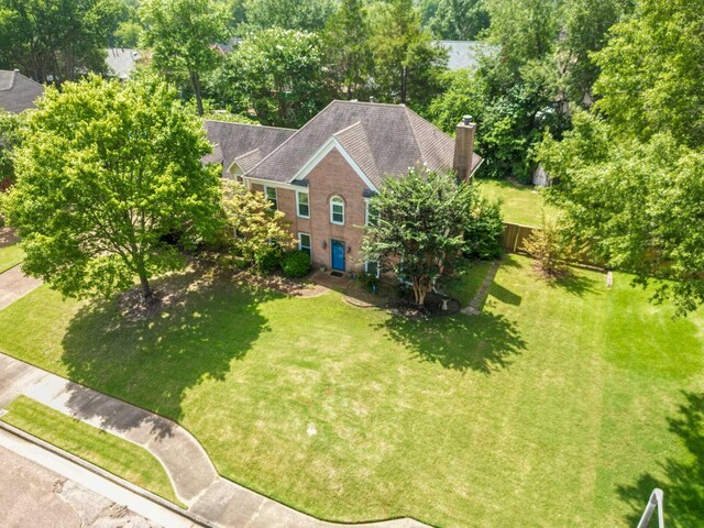 view of front of property featuring a front lawn