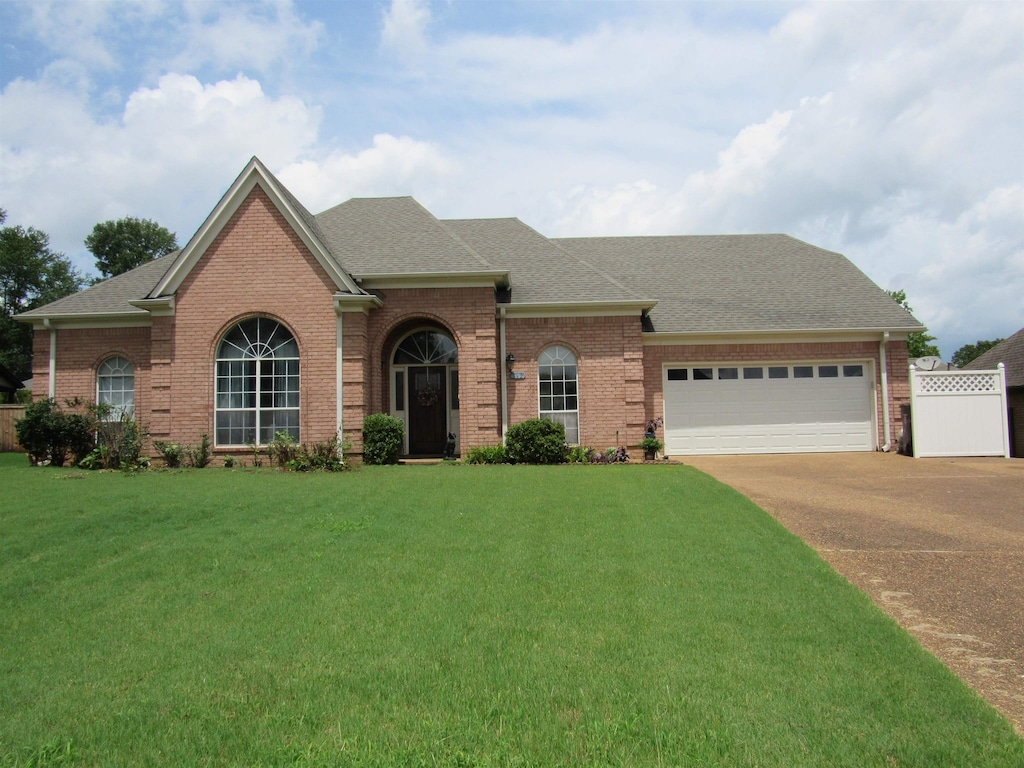 view of front of house featuring a garage and a front yard