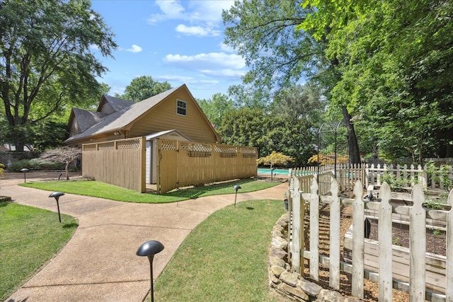 view of yard featuring a fenced in pool