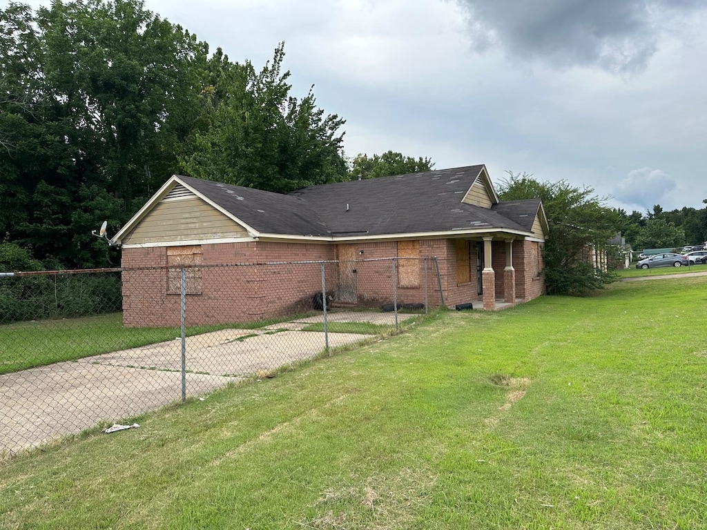 view of front of property featuring a front yard