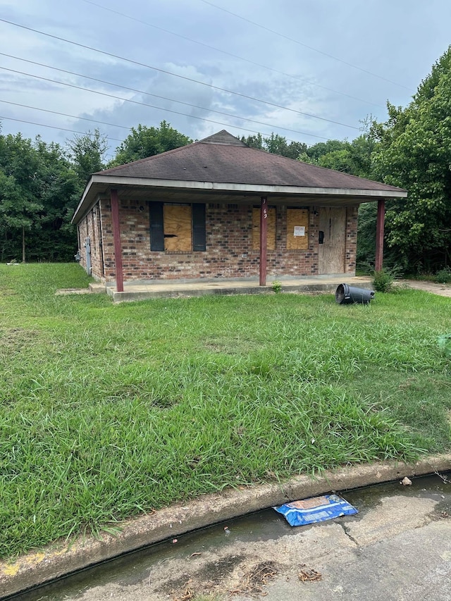 view of front facade featuring a front yard and brick siding