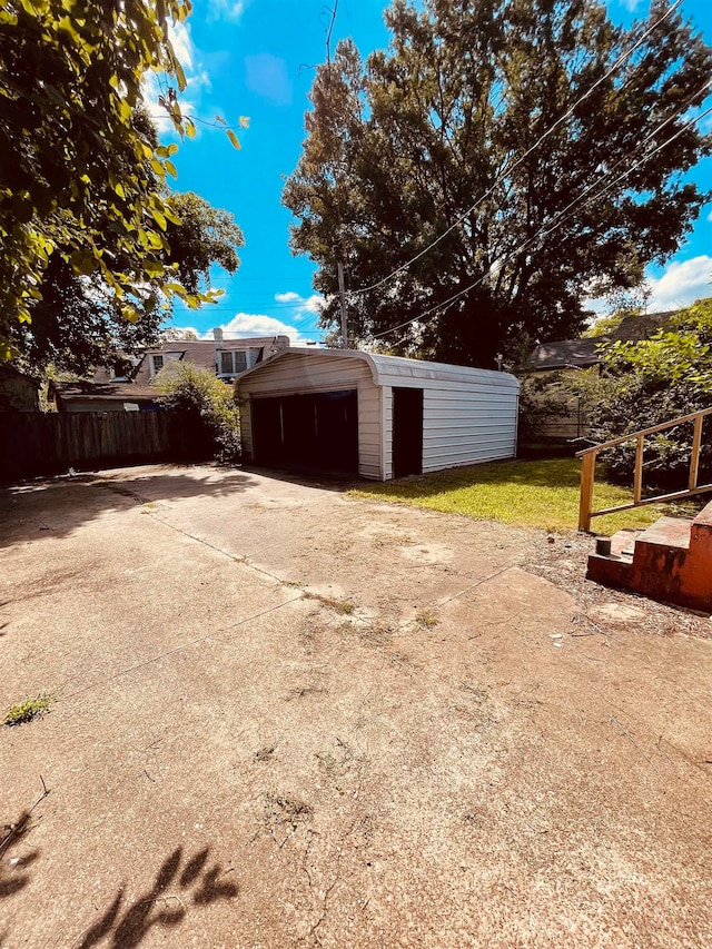 view of yard with an outbuilding