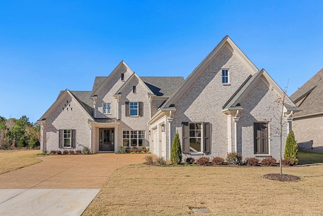 view of front of house featuring a front yard