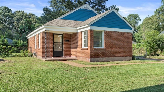 view of front of home featuring a front yard