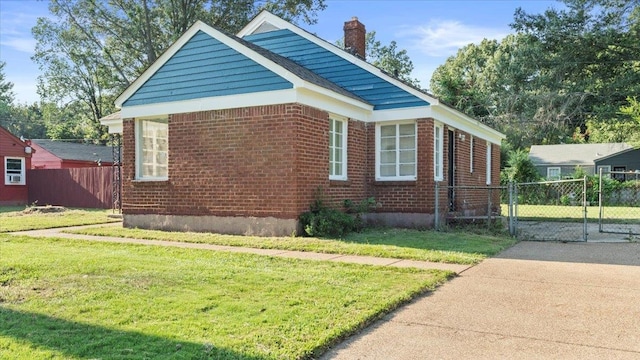 view of side of property featuring a lawn