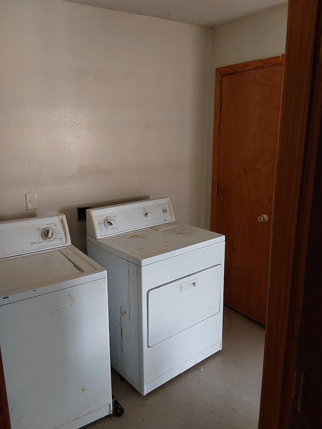 laundry room with washing machine and dryer