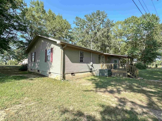 view of front of property featuring central AC unit and a front yard