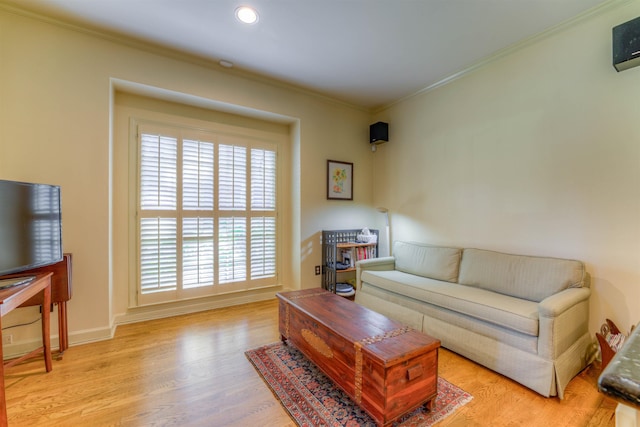 living area featuring light wood-style flooring, ornamental molding, baseboards, and recessed lighting