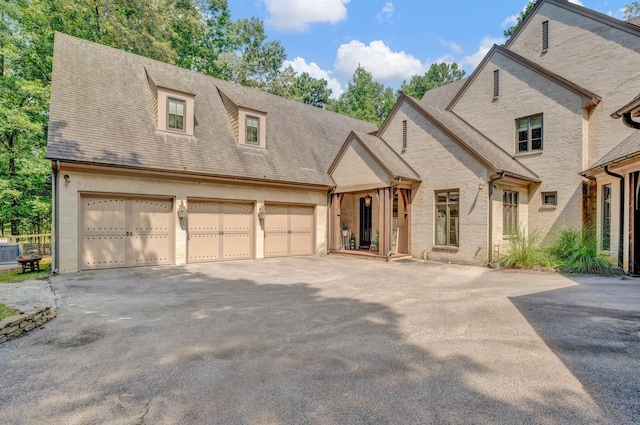 view of front facade featuring cooling unit and a garage