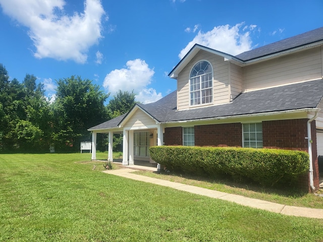 view of front of property featuring a front lawn