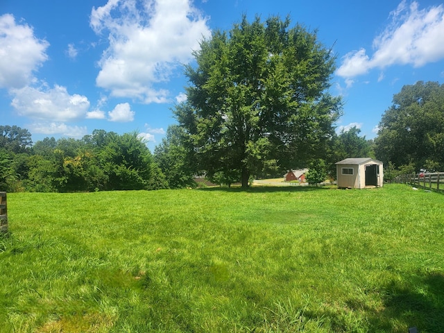 view of yard with a shed