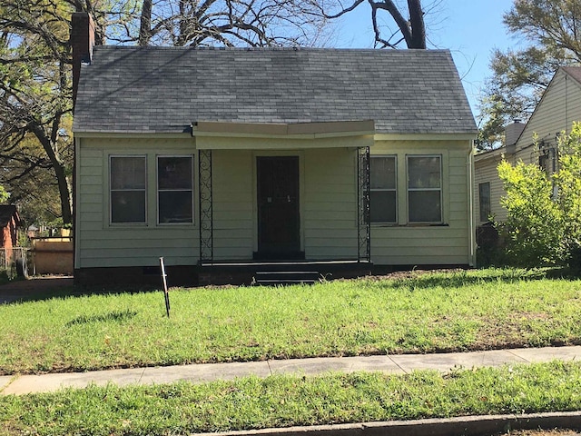 view of front of property featuring a front yard