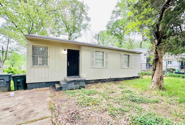 view of front of home featuring crawl space