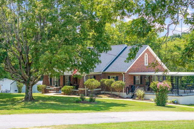 view of front of home featuring a front lawn