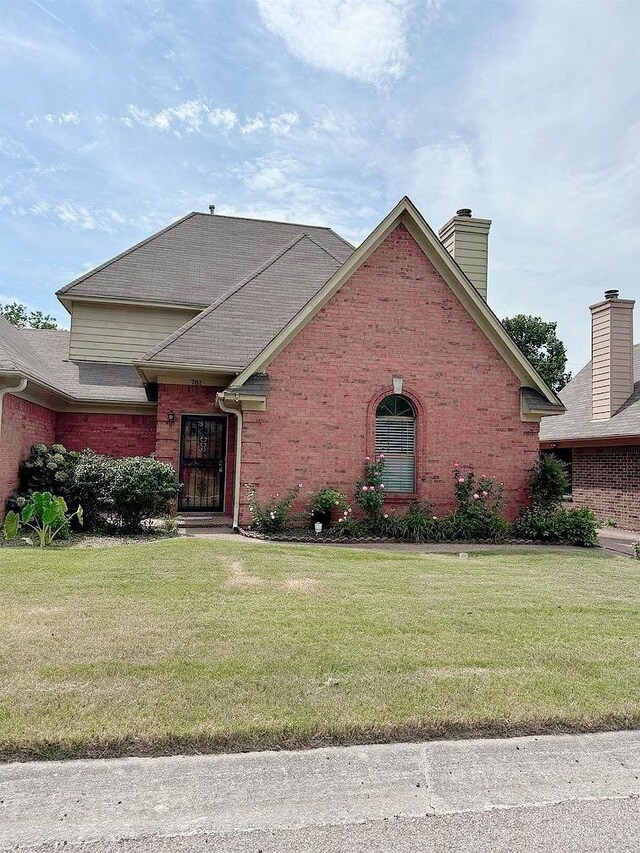 view of front of house with a front yard