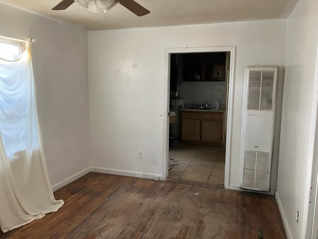 spare room with ceiling fan, dark wood-type flooring, and sink