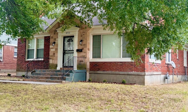 view of front of property with a front lawn