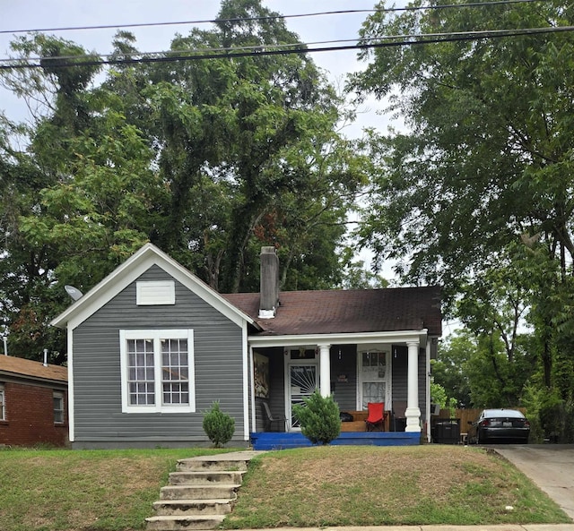 view of front of property featuring a porch and a front lawn