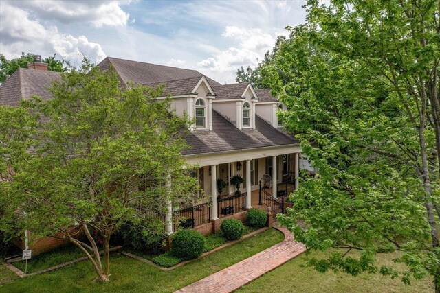 view of front of property with a front lawn and covered porch