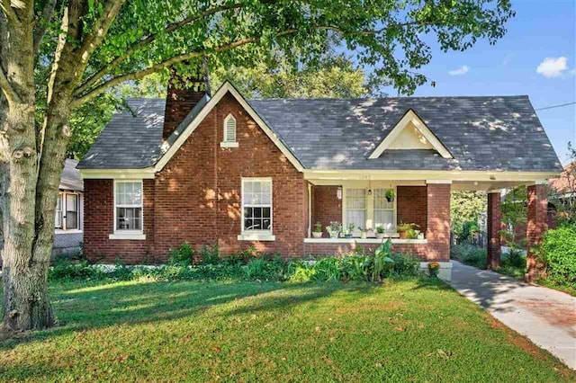 view of front facade with a front yard