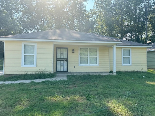 view of front of property featuring covered porch and a front lawn