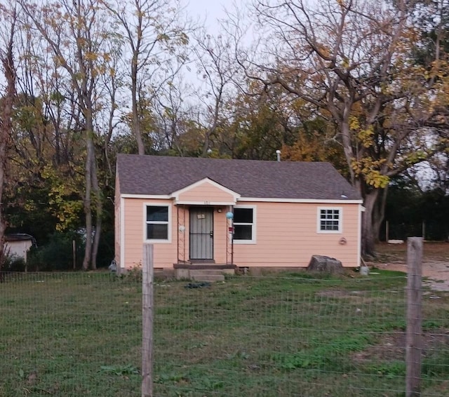 view of front of house featuring a front lawn