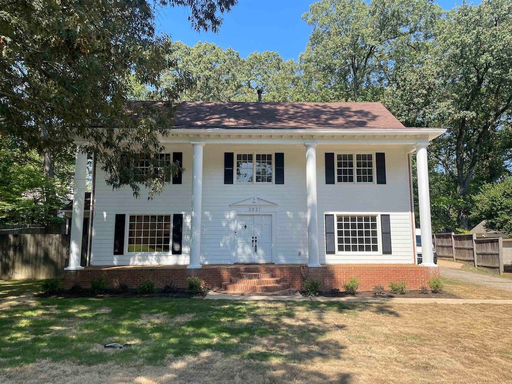 view of front facade with a front yard