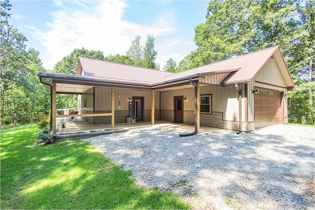 view of front of home featuring a front lawn, a garage, and covered porch