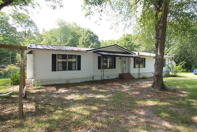 single story home featuring a front lawn