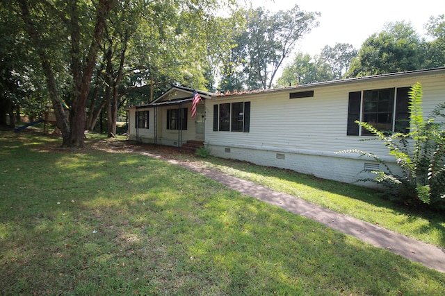 view of front facade with a front yard