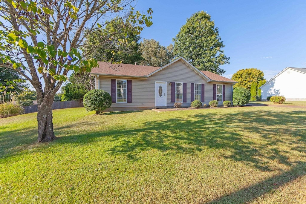 single story home featuring a front yard