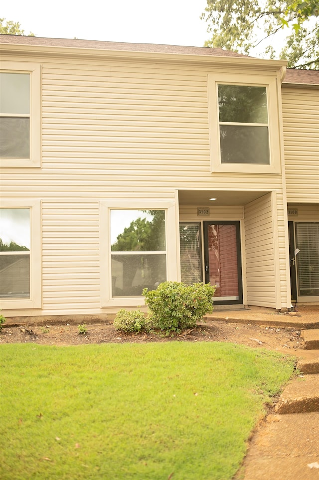 view of front of home with a front lawn