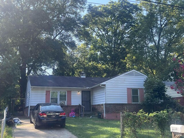 view of front of house with a front yard