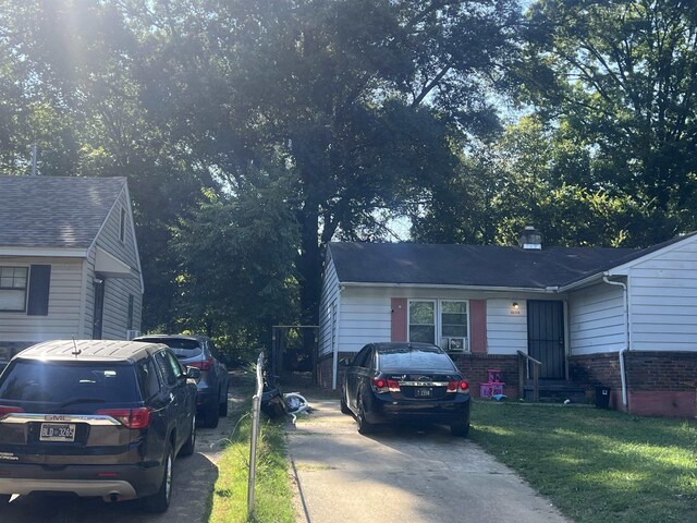 view of front facade with a front yard