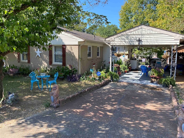 view of front facade with a carport