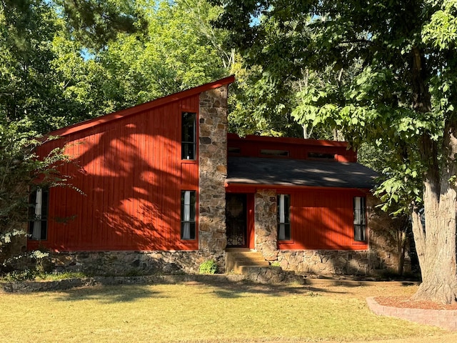 view of front of property featuring a front yard