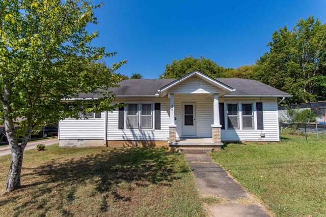 view of front of house featuring a front lawn